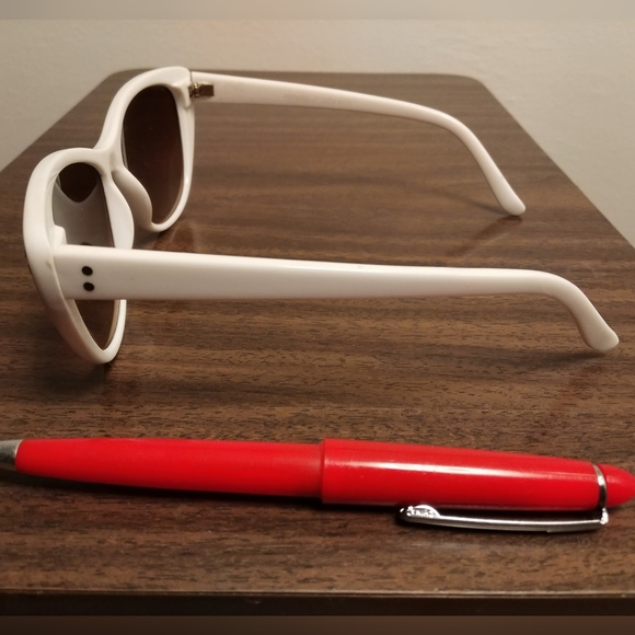 White Retro Cat-Eye Sunglasses - Picture 3 of 5